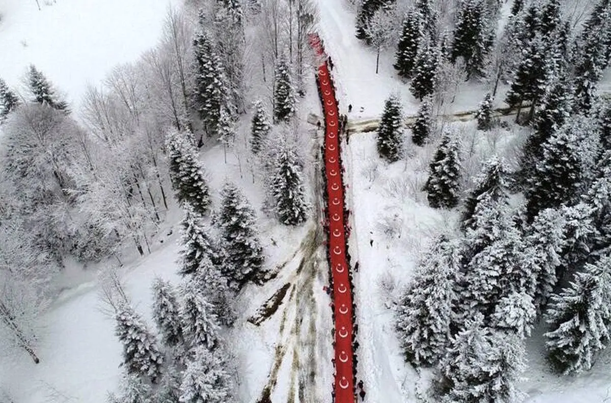 اهتزاز پرچم 3000متری در ترکیه/ عکس