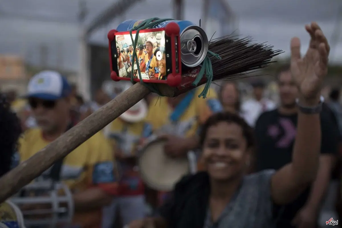 عکس سلفی با چوب جارو و بطری نوشابه