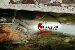 لحظه پیدا شدن یک خانواده که زیر یک ساختمان چند طبقەی کاملا ویران زنده مانده اند/ عکس