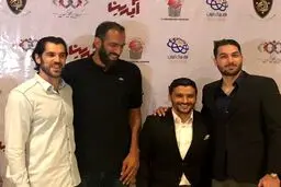 جواد کاظمیان در بین آسمانخراش‌ها/عکس