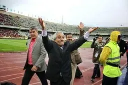 تصویر حرکات موزون سرپرست پرسپولیس که ابتدای بازی به ورزشگاه راهش نمی دادند