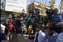 انتظار خبرنگاران در مقابل سفارت انگلیس/عکس