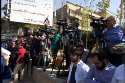 انتظار خبرنگاران در مقابل سفارت انگلیس/عکس
