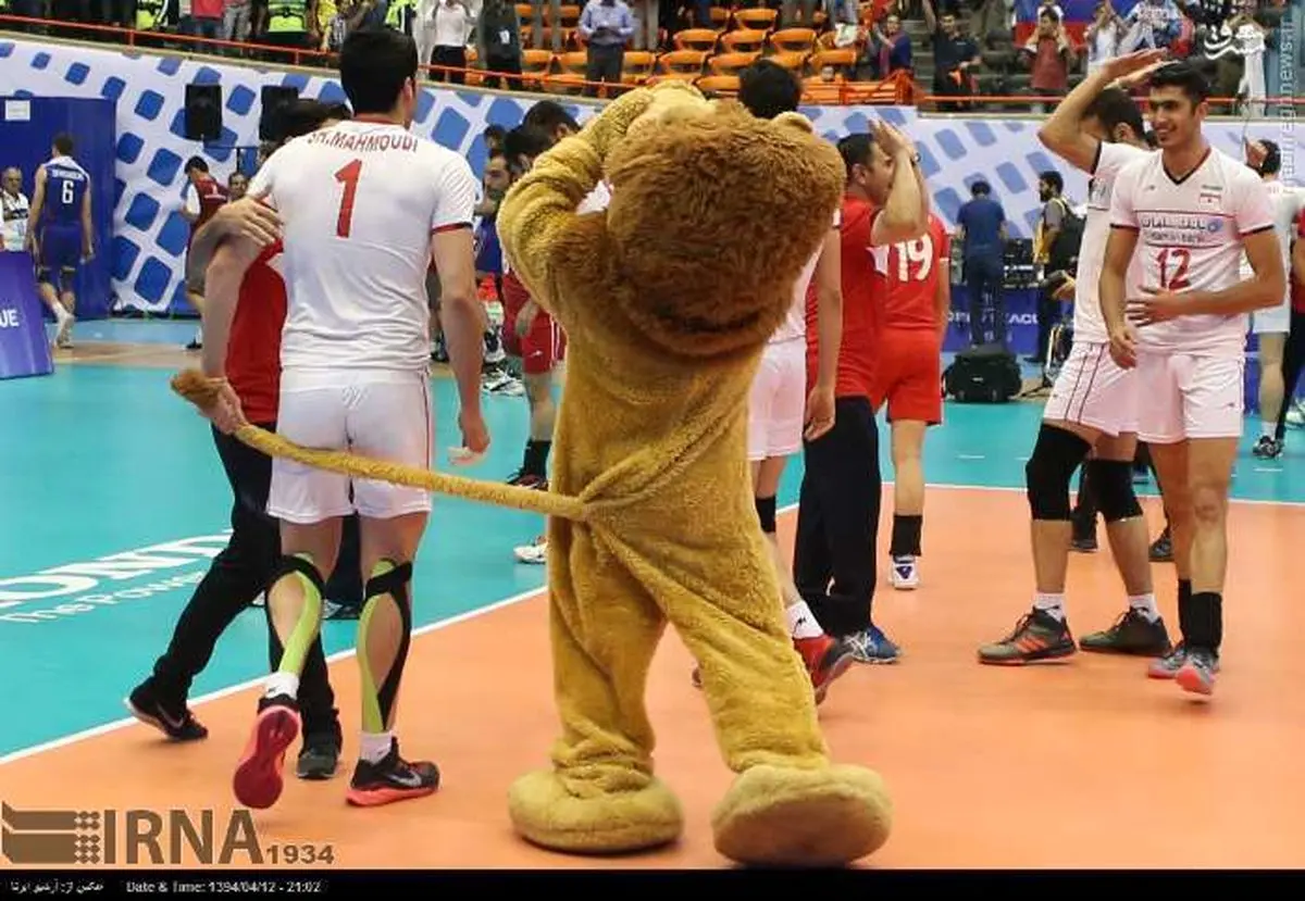 بازی شهرام محمودی با دُم شیر/عکس