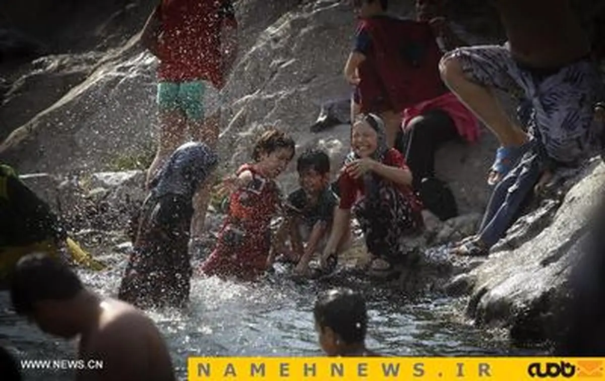 سایت دولتی چین منتشر کرد: کودکان تهرانی، چگونه خودشان را خنک می‌کنند/ تصاویر