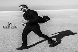 پوزیشن خاص میلاد کی مرام در یک عکس تبلیغاتی