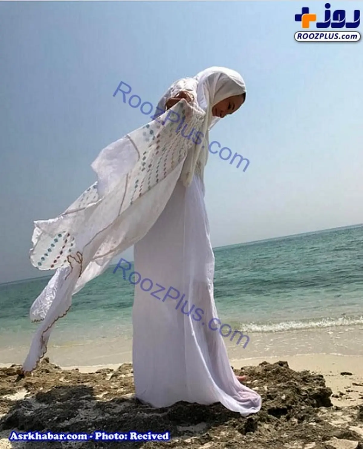 ژست جالب خانم بازیگر طنز کنار ساحل/عکس