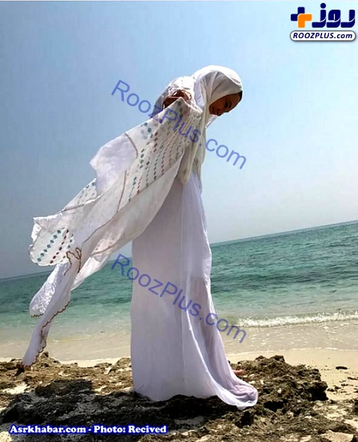 ژست جالب خانم بازیگر طنز کنار ساحل/عکس
