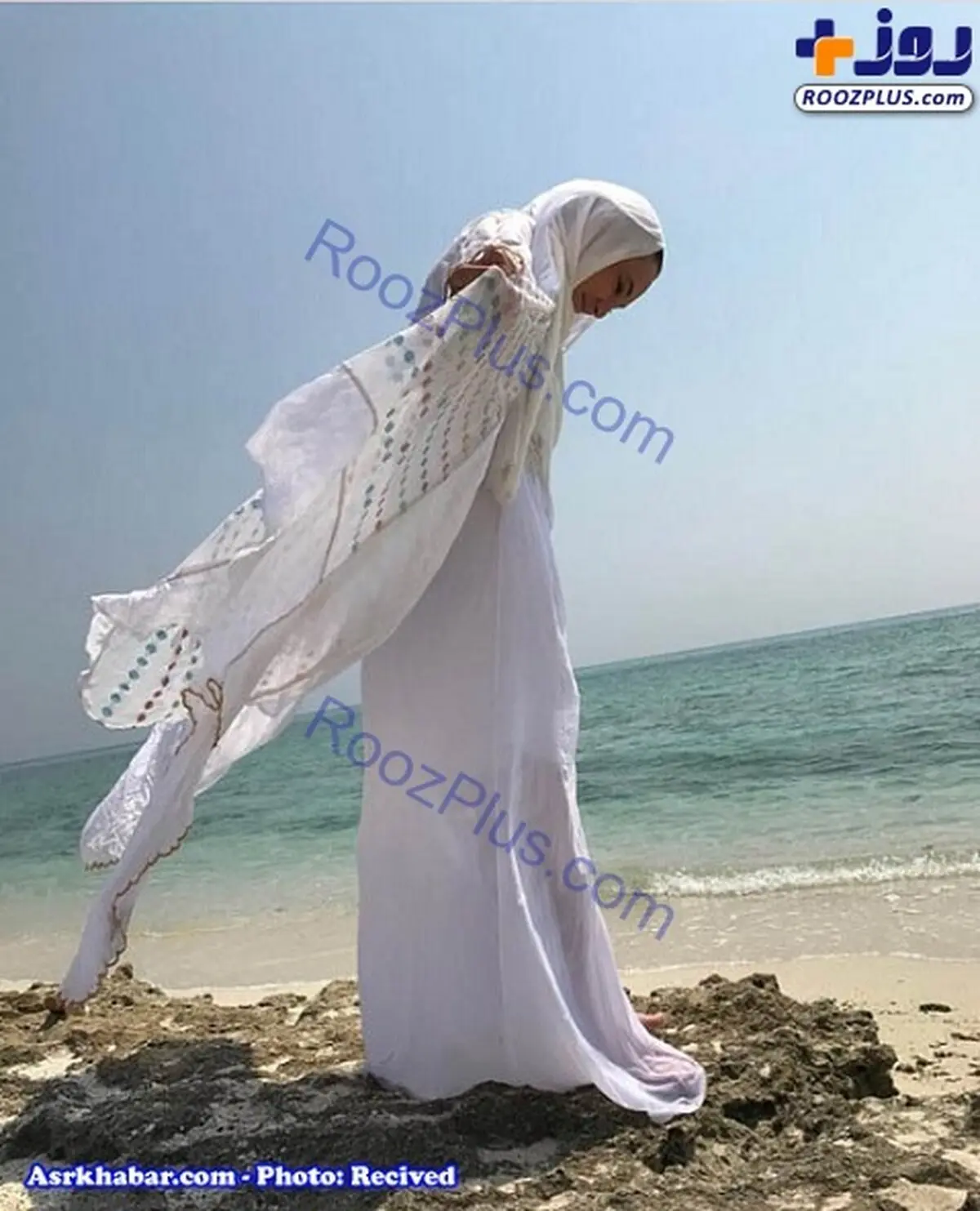 ژست جالب خانم بازیگر طنز کنار ساحل/عکس