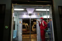 ضد عفونی واگن‌های قطار شهری مشهد + عکس