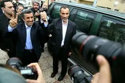 احمدی نژاد دست بقایی را در ستاد انتخابات بالا برد/عکس