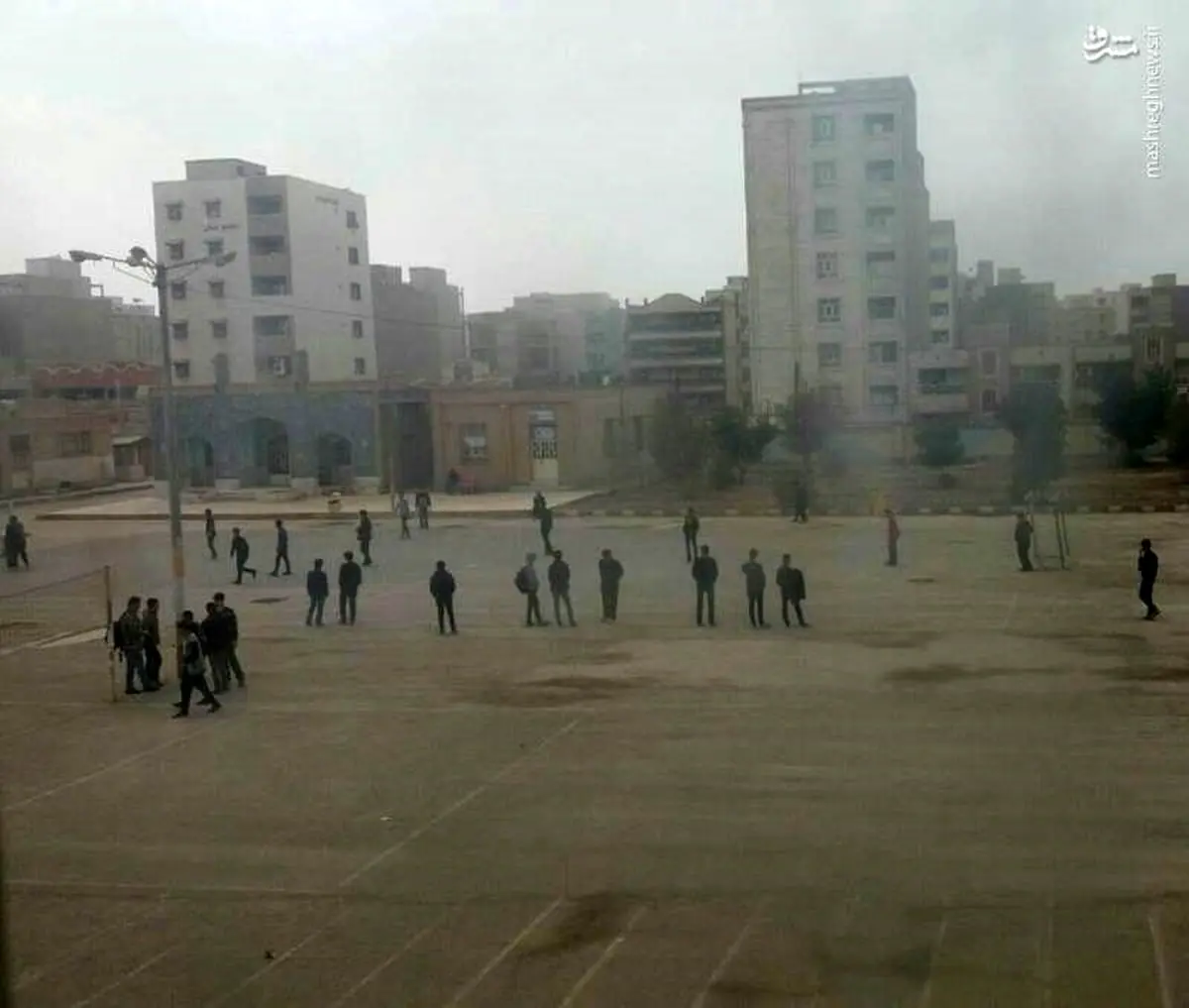 زنگ تفریح دانش‌آموزان در هوای این روزهای اهواز/عکس