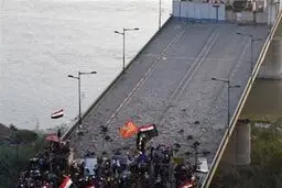 تجمع معترضان در میدان التحریر عراق / اصابت راکت به محله الکراده بغداد