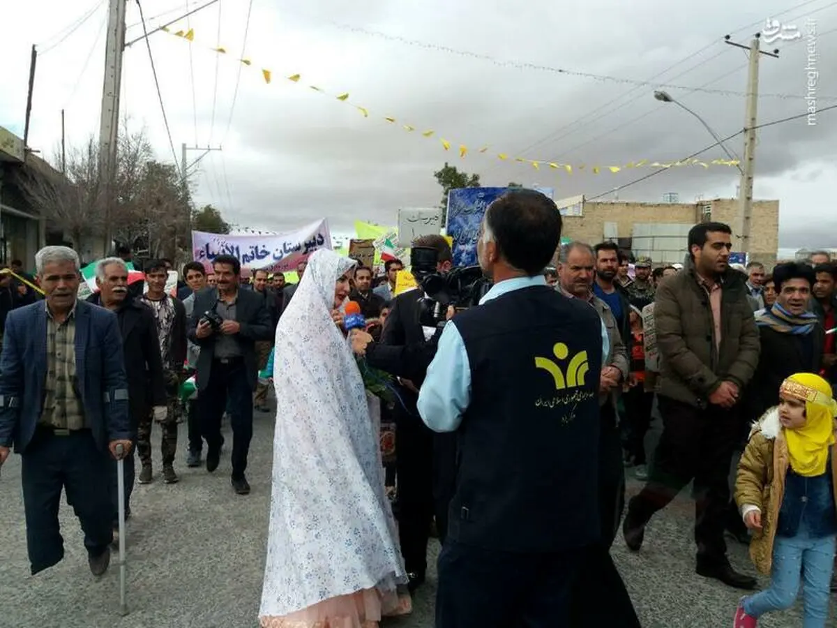حضور عروس و داماد یزدی در راهپیمایی ۲۲بهمن/عکس