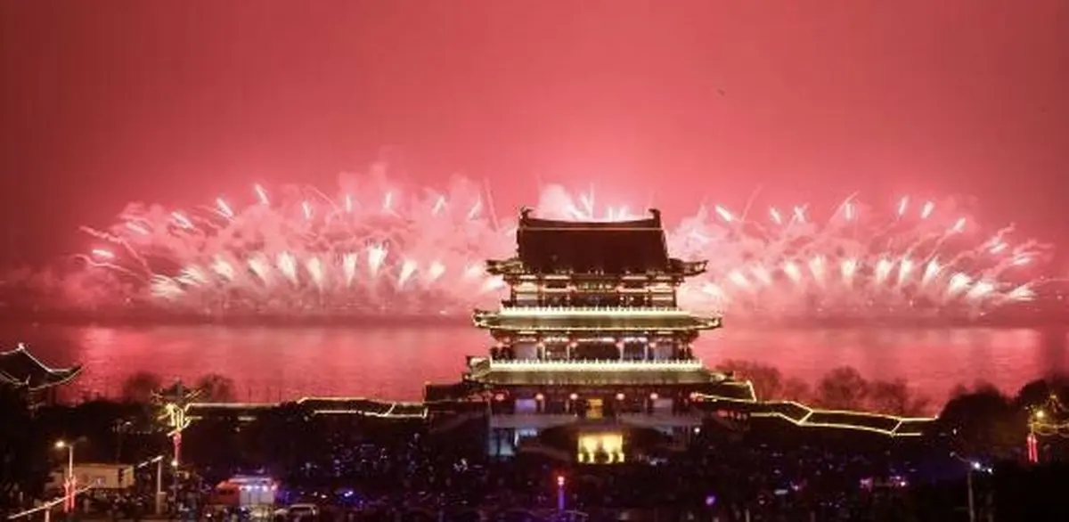 نمایی دیدنی از نورافشانی در چین/ تصاویر