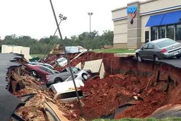 فرو ریختن زمین در مقابل یک رستوران+ تصاویر