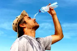 هنگام گرمازدگی این نوشیدنی ها را نخورید