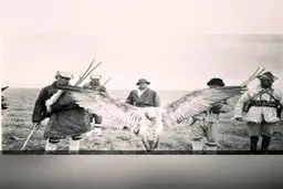 تصویری جالب از شکار یک "هما" توسط چند تن از اهالی تبت