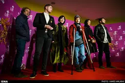 عکس: با پای شکسته و عصای زیربغل بر فرش قرمز فیلم فجر