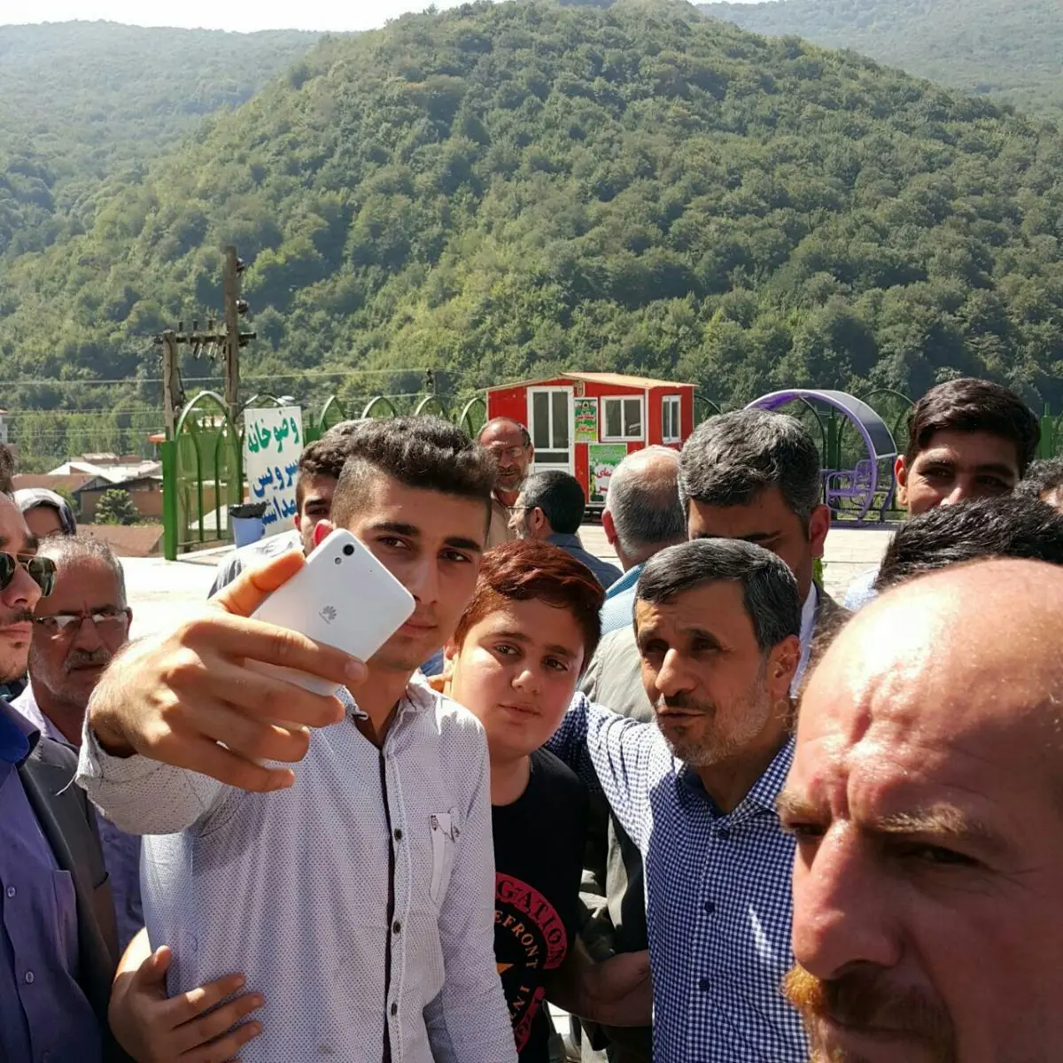 سلفی مردم گلستان با احمدی نژاد!/تصاویر