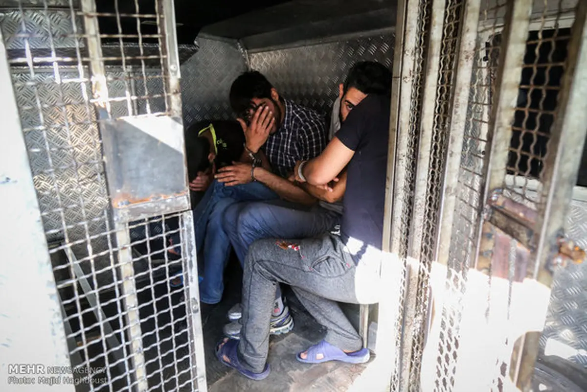 اعتراف سارقان به بیش از ۶۰۰ فقره سرقت لوازم داخل خودرو+عکس