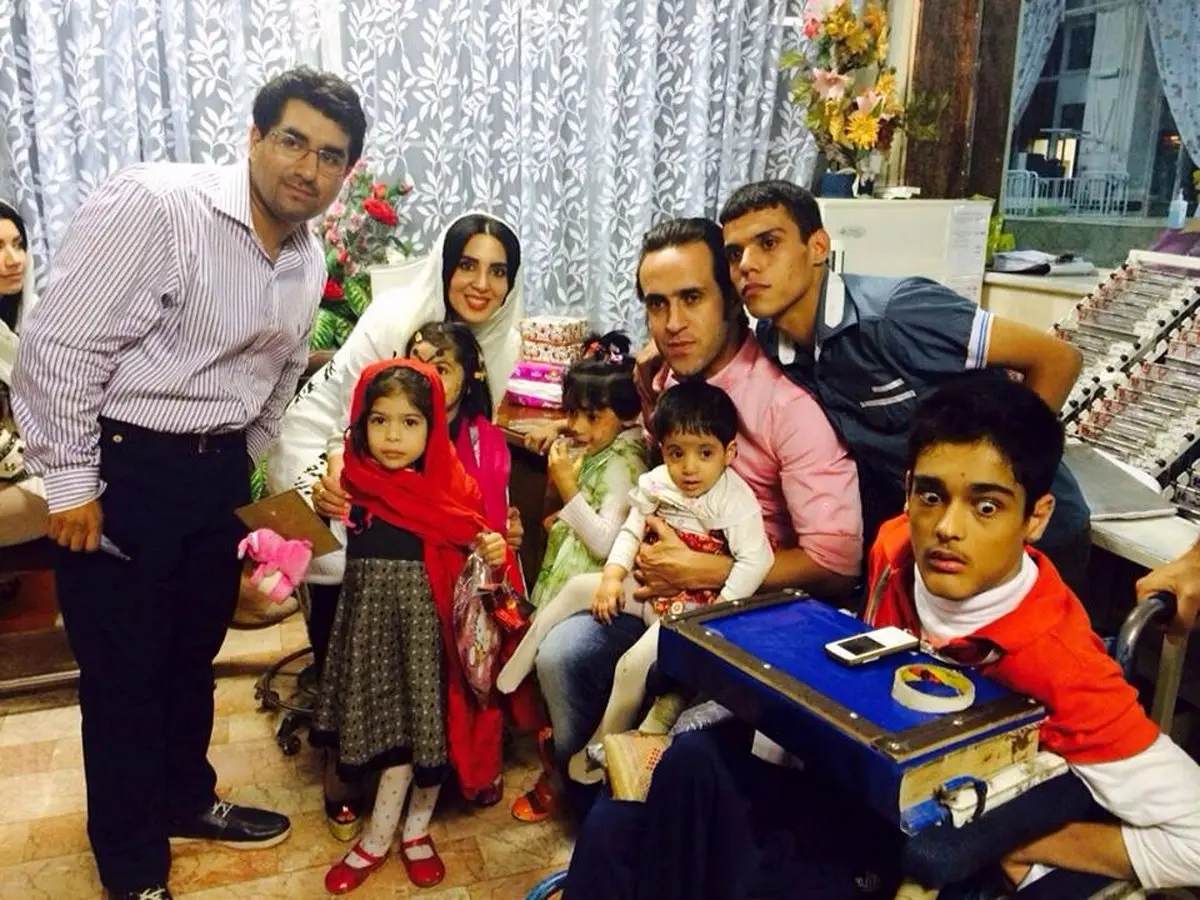 علی کریمی در میان کودکان معلول/ عکس