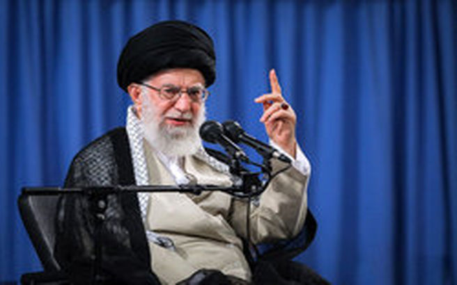 مقام معظم رهبری: در مقابل شهید سلیمانی تعظیم می‌کنم/ امروز یک سیلی زدیم اما کافی نیست/ باید حضور فساد برانگیز آمریکا در منطقه به پایان برسد