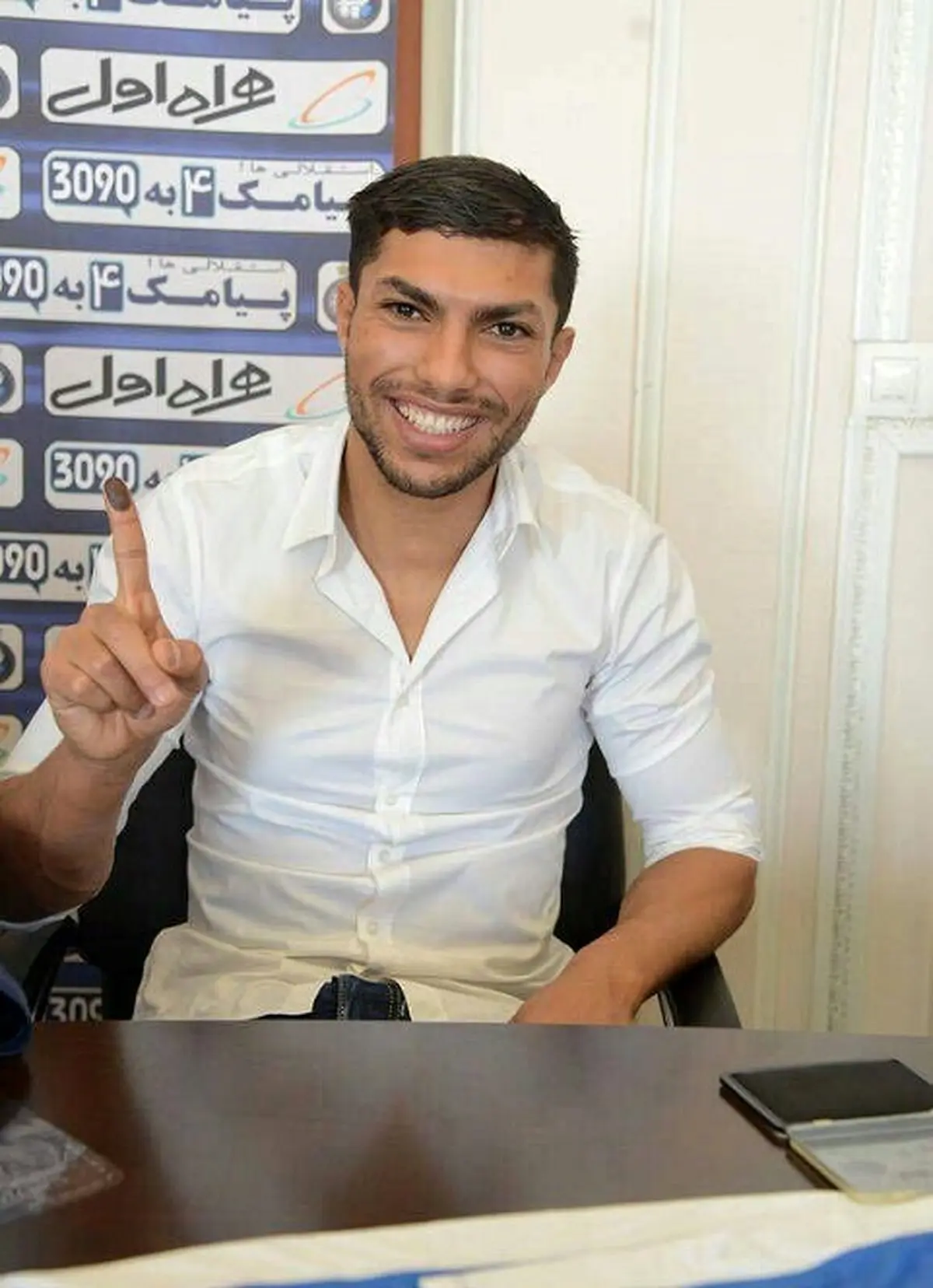 عکسی از لحظه ثبت قرارداد بازیکن جدید استقلال