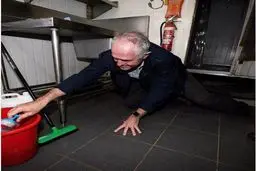 اقدام عجیب نخست وزیر استرالیا در یک رستوران/عکس