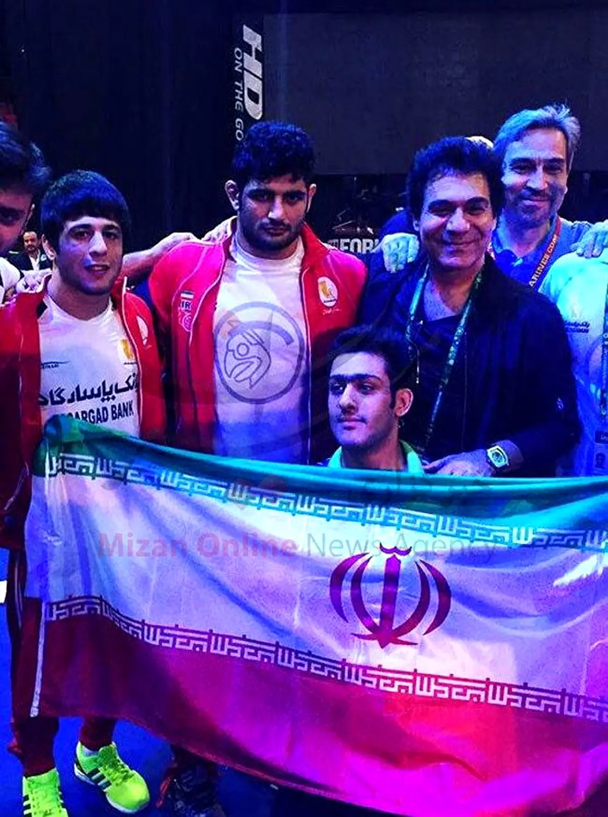 خواننده لس آنجلسی در بین کشتی گیران ایرانی/ عکس