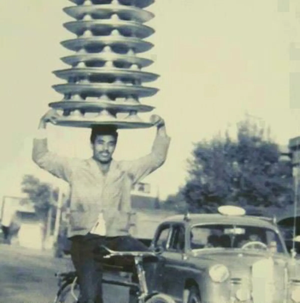 یک پیک موتوری جالب در سال 1342/ عکس