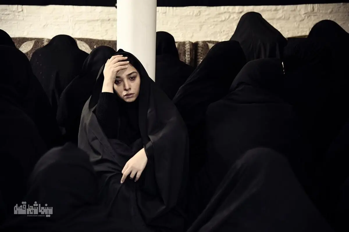 عکس آناهیتا درگاهی با چادر در مسجد