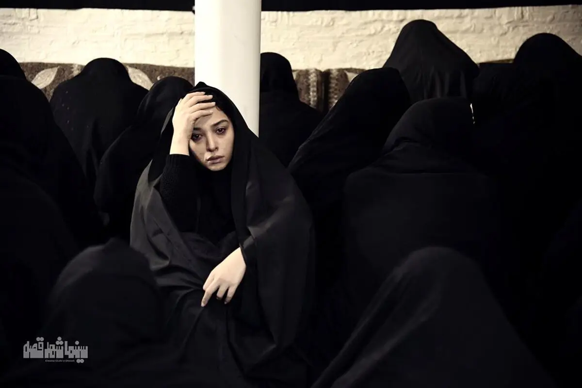 عکس آناهیتا درگاهی با چادر در مسجد