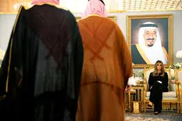 راز حجاب ملانیا در واتیکان و بی‌حجابی‌ در عربستان+عکس