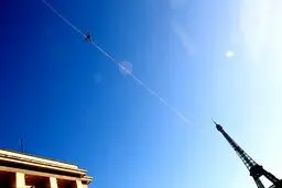 تصاویری هیجان انگیز از بندبازی روی برج ایفل