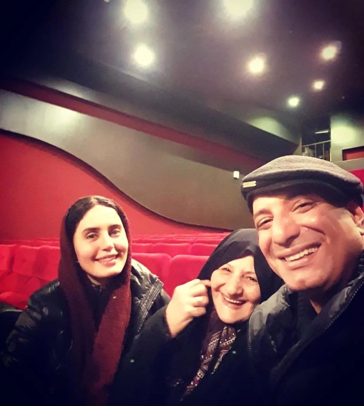 سلفی الناز شاکردوست با آقای بازیگر و مادرش/عکس