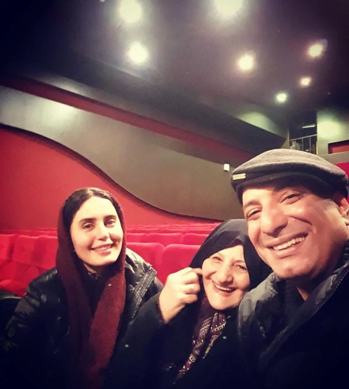 سلفی الناز شاکردوست با آقای بازیگر و مادرش/عکس