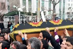 پیکر سلحشور روی دوش مردم/عکس