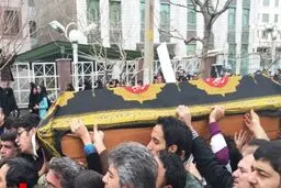 پیکر سلحشور روی دوش مردم/عکس