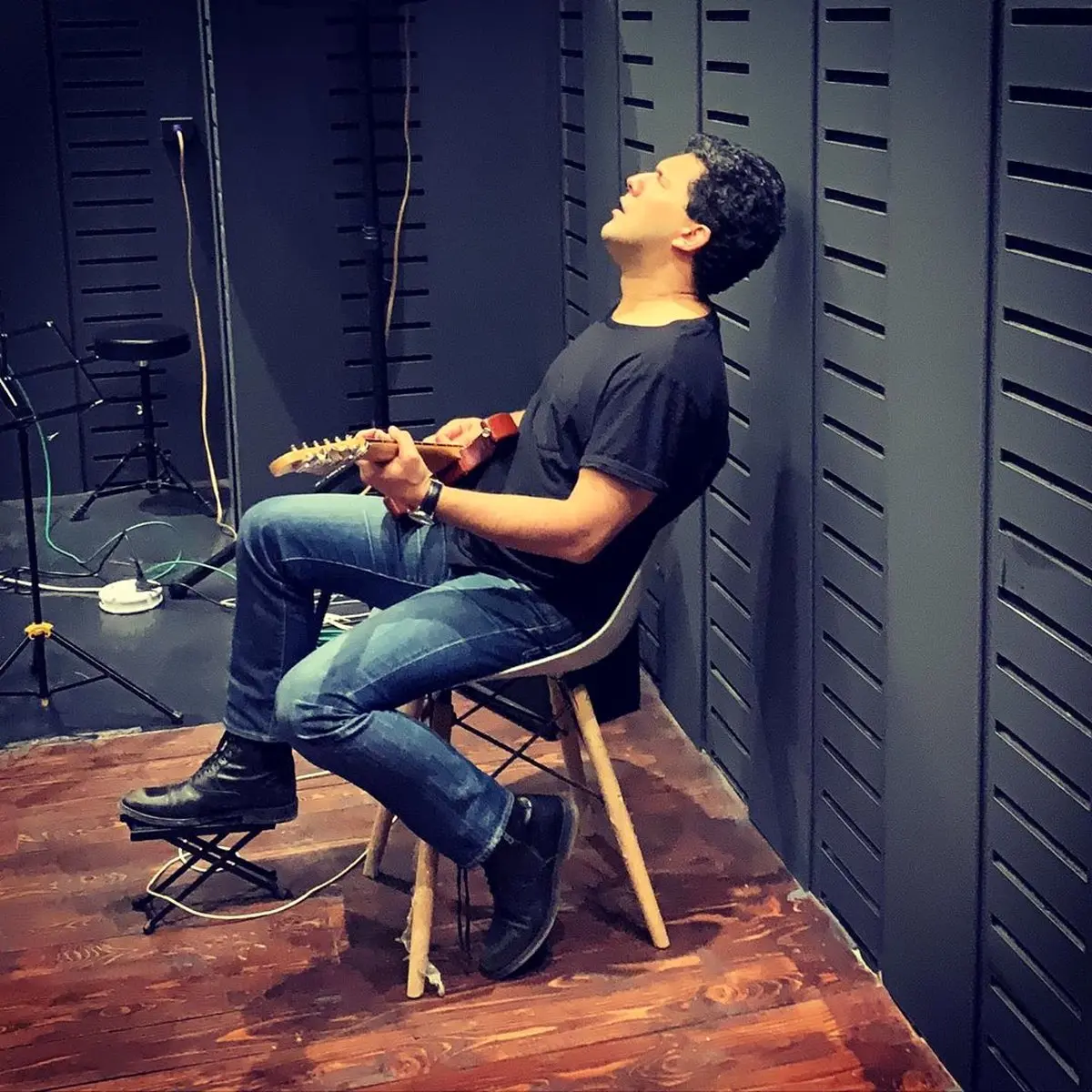 حس جالب حامد بهداد حین گیتارنوازی  + عکس