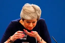 تصاویری از  تنش در سخنرانی نخست‌وزیر انگلیس /حکم اخراج «ترزا می»