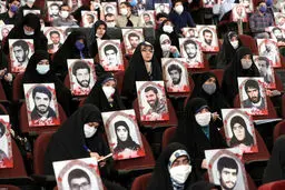 حرکت جالب نمایندگان تشکل‌های دانشجویی در دیدار با رهبری + عکس