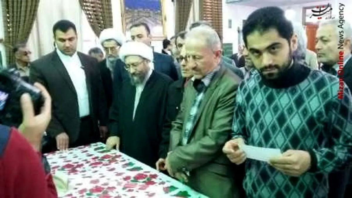 رئیس قوه قضائیه رای خود را به صندوق انداخت + عکس