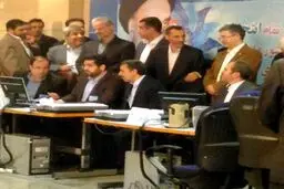 مشایی و بقایی پشت سر احمدی‌نژاد هنگام ثبت نام/عکس