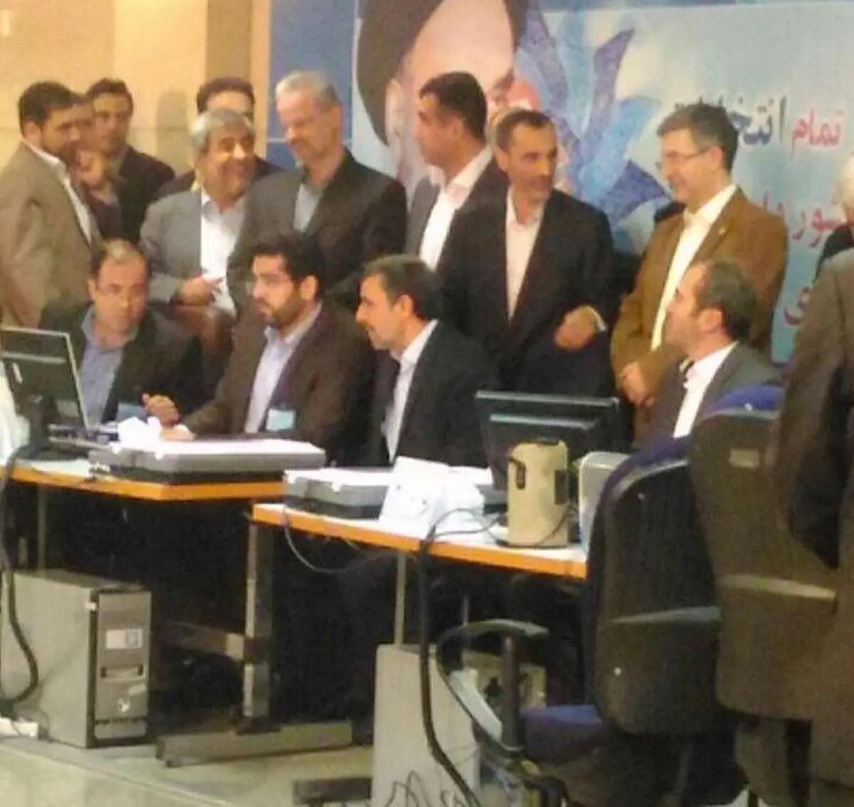 مشایی و بقایی پشت سر احمدی‌نژاد هنگام ثبت نام/عکس