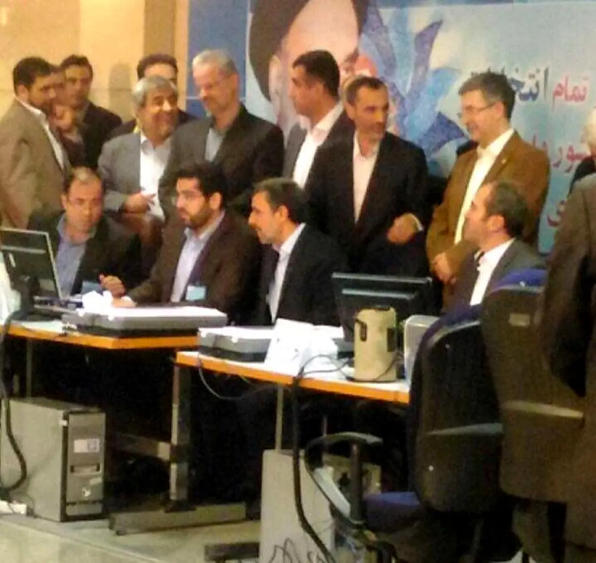 مشایی و بقایی پشت سر احمدی‌نژاد هنگام ثبت نام/عکس