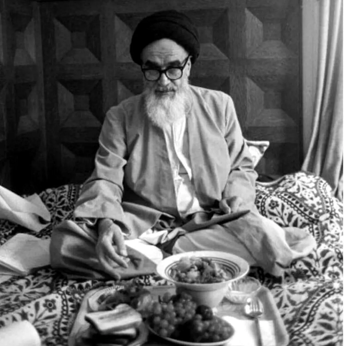 تصویری دیده نشده از امام خمينى هنگام صرف ناهار