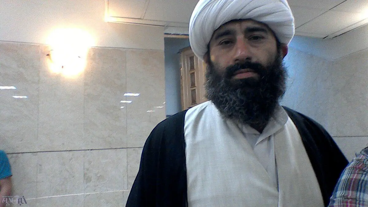 انصراف از کاندیداتوری به نفع احمدی‌نژاد/ظاهر عجیب آقای کاندیدا و قفل‌هایش/زنان همچنان کاندید می‌شوند