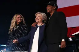 هیلاری کلینتون در کنسرت بیانسه و همسرش/عکس