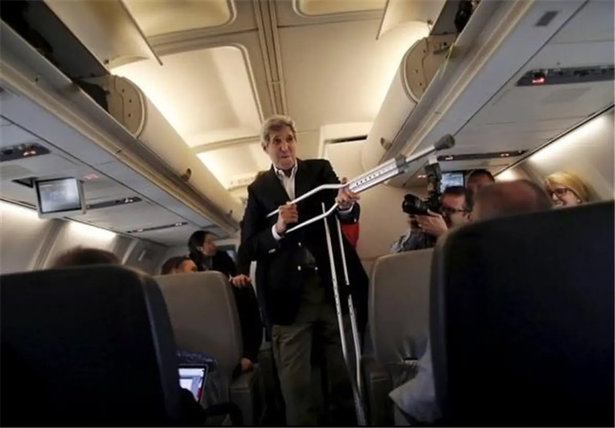 شوخی جان کری با خبرنگاران در راه وین/ عکس